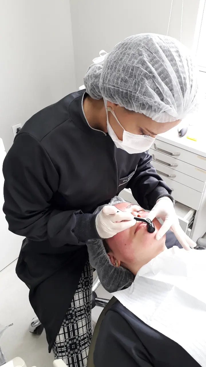 Doutora realizando procedimento de harmonização